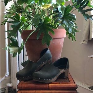 Sandgrens ‘Brett’ clog in olive.